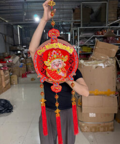 Thần tài treo cửa