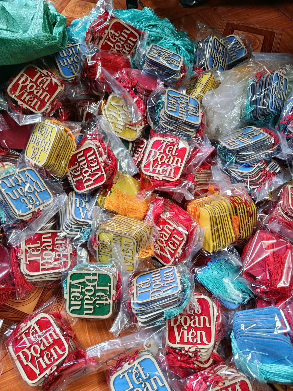 Dây treo gỗ chữ “Tết Đoàn Viên”